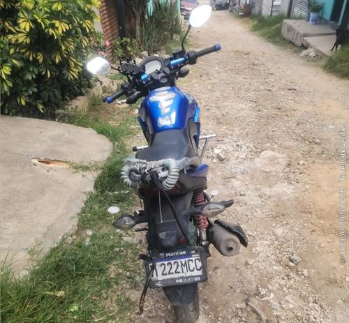 Una motocicleta habría sido abandonada por los detenidos. (Foto: PNC)