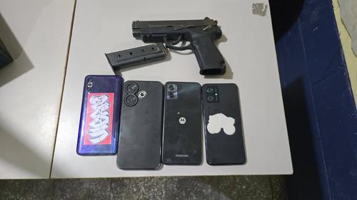 Una pistola y cuatro celulares fueron incautados por las autoridades. (Foto: PNC)