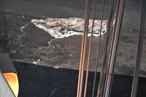 Tras las revisiones se determinó que se localizaron grietas, fallas y fisuras en el puente. (Foto: José Pos)