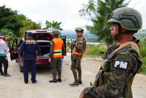 Las autoridades revisan vehículos en búsqueda de ilícitos. (Foto: Ejército de Guatemala)