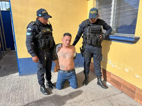 El adulto detenido fue identificado como: Alex García, presunto salvatrucha. (Foto: PNC)