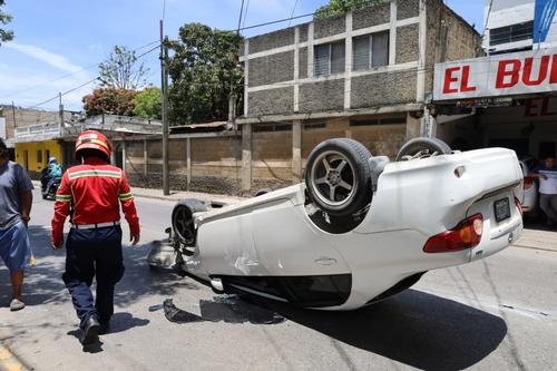 El automóvil quedó volcado sobre la cinta asfáltica. (Foto: CBM)