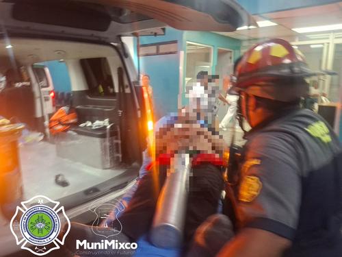 Los heridos fueron trasladados al IGSS 7/19. (Foto: CMB Mixco)