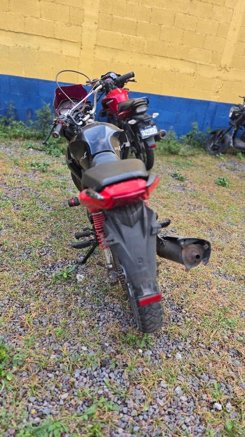 Los presuntos criminales pretendían huir en una motocicleta sin placas. (Foto: PNC)
