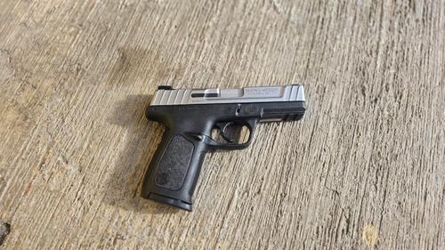A los detenidos se les incautó una pistola. (Foto: PNC)