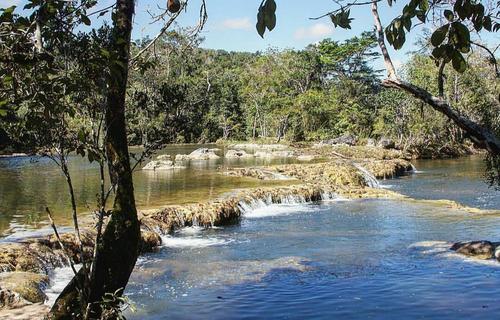 Río Machaquilá, uno de los principales atractivos naturales de Poptún. (Foto: @lasfotosdealvarez)