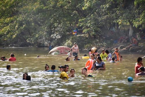 Muchos aprovechan para darse un chapuzón en las aguas frías. (Foto: Carlos Monroy)
