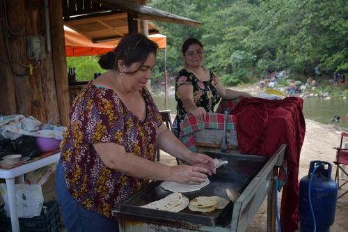 Doña Idalia es una de las vendedoras de comida del balneario. (Foto: Carlos Monroy)