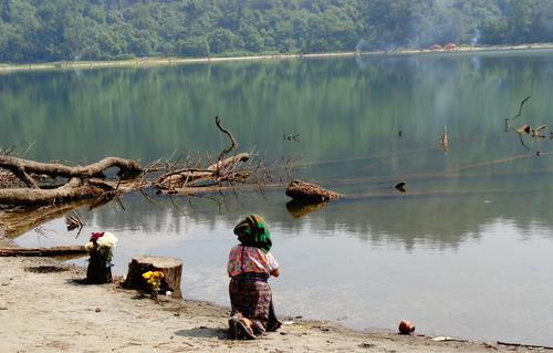 Vecinos consideran a la laguna un lugar sagrado y por ello no se puede nadar en las aguas. (Foto: Oswaldo Cop)