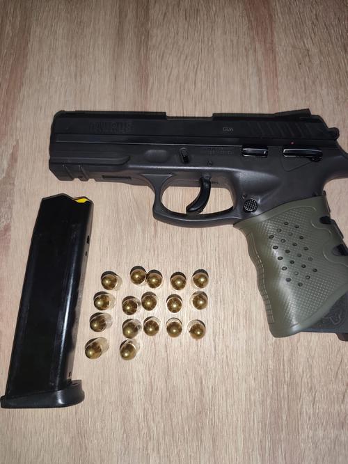 Al capturado se le decomisó una pistola calibre 9 milímetros, un cargador y 17 municiones. (Foto: PNC)