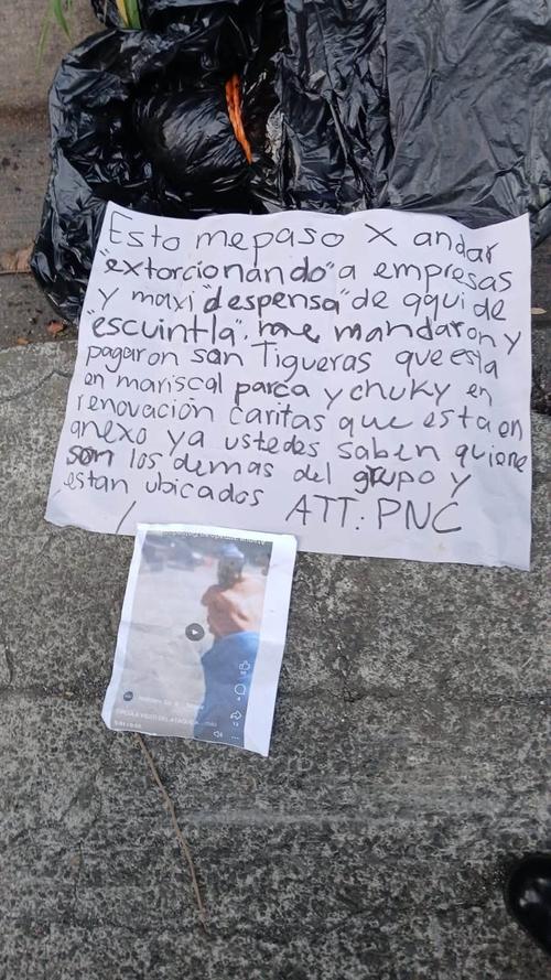 Un cartel con un mensaje fue encontrado junto al cuerpo. (Foto: Redes sociales)