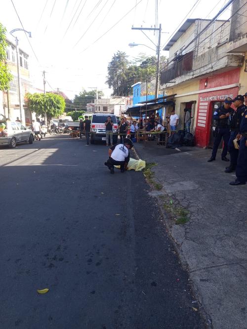 Agentes de la PNC resguardan la escena. (Foto: CVB)