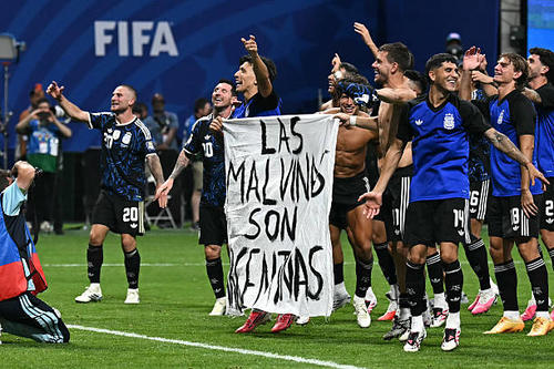 Los futbolistas argentinos mostraron una pancarta en referencia a las Malvinas al finalizar la semifinal del Mundial. (Foto: AFP)