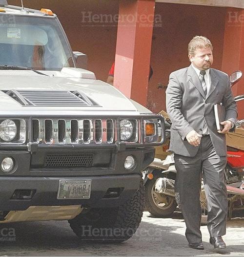 El diario Prensa Libre publicó una fotografía en septiembre de 2005 en donde se observa la llegada al parqueo del Congreso de Manuel Castillo a bordo de una Hummer. (Foto: Hemeroteca Prensa Libre)