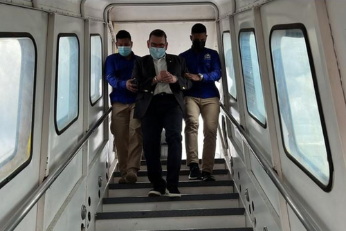Tras cumplir condena en EE.UU., Manuel Baldizón regresó en un vuelo de deportados el 5 de octubre de 2022. (Foto: Cortesía/Soy502)