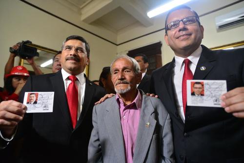 Edgar Barquín (izq) recibe su credencial en 2015 como candidato a la vicepresidencia por LIDER, junto al presidenciable Manuel Baldizón. (Foto: Wilder López/Soy502)