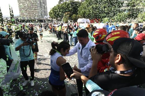 Viviana siendo premiada tras ganar la carrera en la rama femenina. (Foto: Juan Manuel Mijangos)