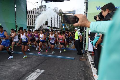 Momento en que los miles de atletas arrancaron su participación en la media maratón. (Foto: Juan Mijangos)