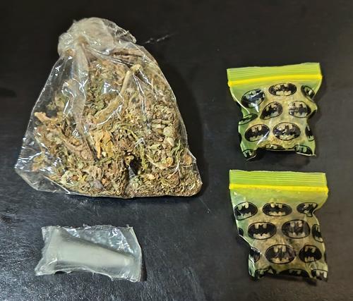 A estos hombres se les encontró droga. (Foto: PNC)