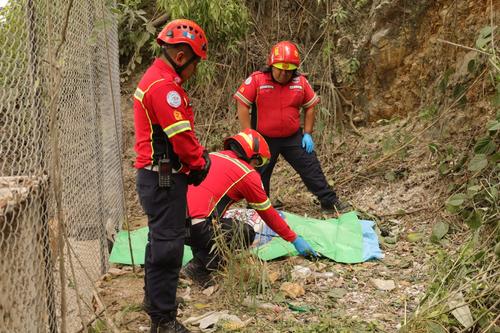 El conductor falleció tras caer en una ladera de Chinautla. (Foto: CMB)