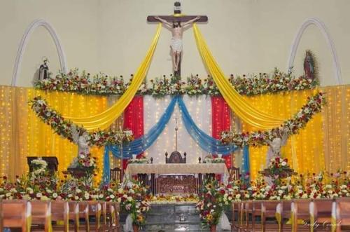 La imponente fachada del templo luce tres cruces como símbolo de la fe cristiana. (Foto: Jerlin Torres)
