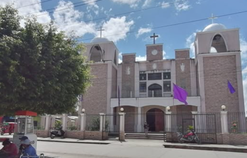 Su moderna construcción es orgullo del municipio. (Foto: Parroquia de Poptun Petén)