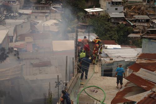 Cuerpos de bomberos laboraron desde distintos puntos para sofocar las llamas. (Foto: CBM)