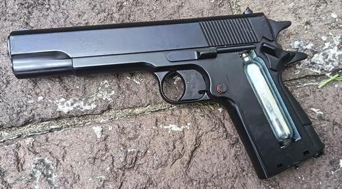 Un arma se les incautó a los capturados. (Foto: PNC)