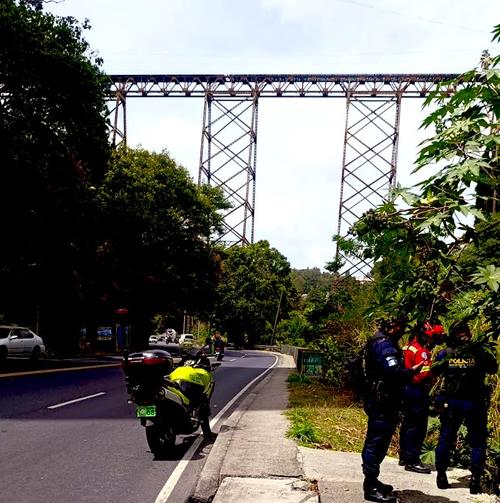 El hallazgo ocurrió este lunes bajo el puente Belice. (Foto vía: Amílcar Montejo)