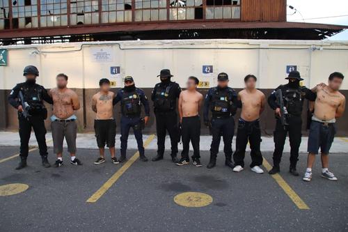 Los presuntos terroristas escandalizaban en la vía pública en una zona residencial. (Foto: PNC)