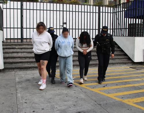 Tres mujeres se encuentran entre los aprehendidos. (Foto: PNC)