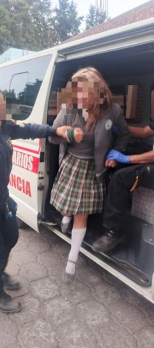 Una de las adolescentes fue llevada al hospital. (Foto: Erick Colop)