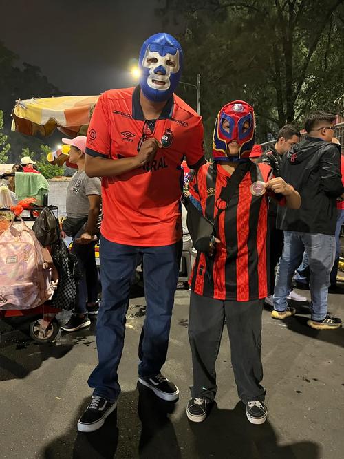 Álex y su hijo Gael, llegaron con máscaras de Blue Demon y Rey Mysterio para apoyar a los rojos. (Foto: Rudy Martínez)