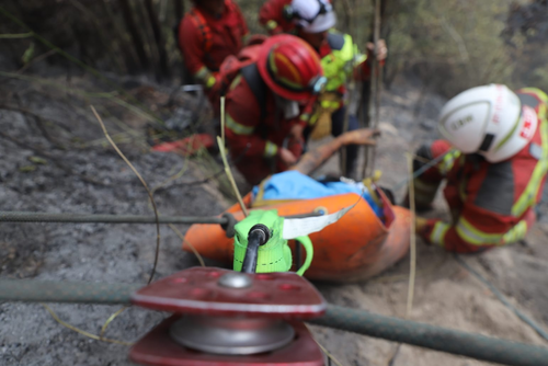 El cuerpo fue llevado a la superficie para que las autoridades realizaran las diligencias de ley. (Foto: CMB)