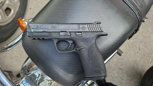 Los presuntos delincuentes portaba una pistola y pretendían huir en una motocicleta. (Foto: PNC)