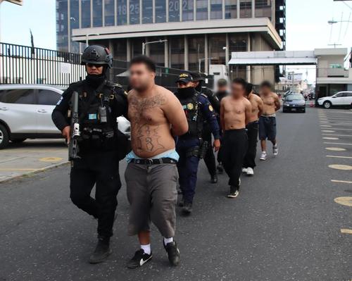 Tres de los capturados tienen antecedentes por distintos delitos. (Foto: PNC)