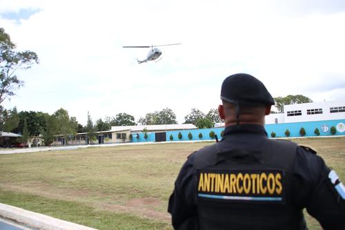 Los paquetes con cocaína fueron trasladados en helicóptero. (Foto: PNC)