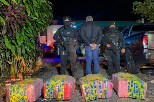 Un hombre terminó tras las rejas al transportar droga en Malacatán. (Foto: PNC)