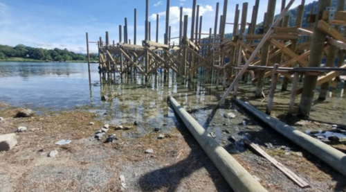 Así se ve el muelle debido a que el nivel del lago Atitlán ha descendido. (Foto: Alfonso Guárquez)