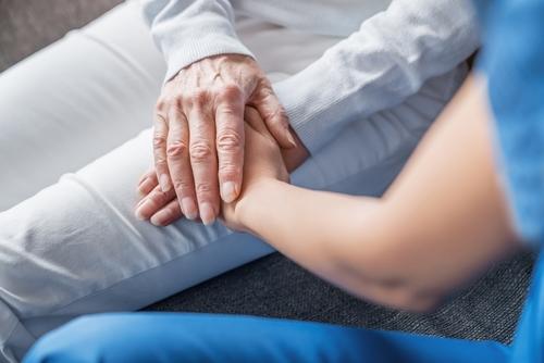 La norma busca incluir formalmente a las abuelas para el reconocimiento legal de sus nietos, respondiendo a la realidad social de los hogares en Guatemala. (Foto ilustrativa: Shutterstock)