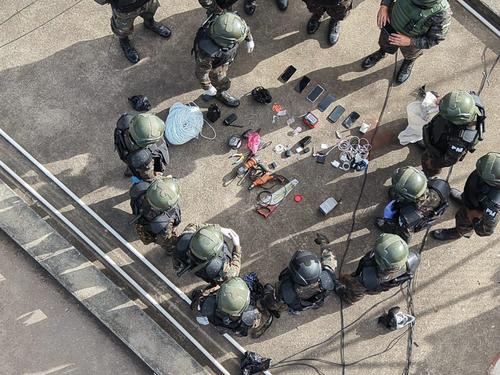 Las autoridades han incautado droga, ilícitos y celulares. (Foto: Ejército de Guatemala)