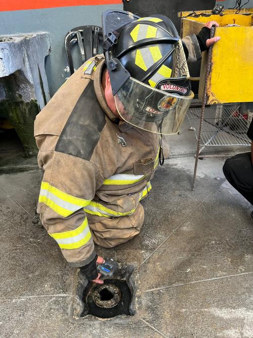 Los socorristas llegaron al lugar para detectar el origen del olor. (Foto: Bomberos Voluntarios)
