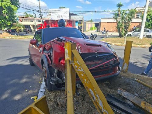 El auto quedó destruido tras el impacto. (Foto: redes sociales)
