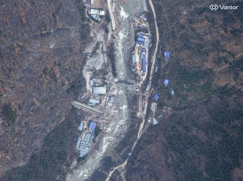 Equipos de rescate buscan este jueves a al menos 1.468 desaparecidos en la frontera entre Nepal y la región autónoma china de Tíbet. (Foto: AFP)