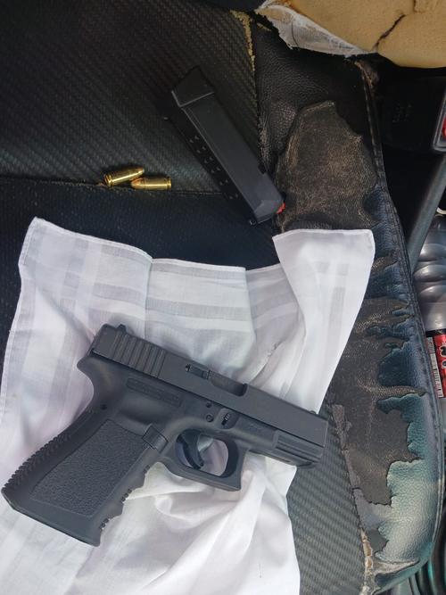 Agentes policiales incautaron el arma de fuego que portaba el adolescente. (Foto: PNC)