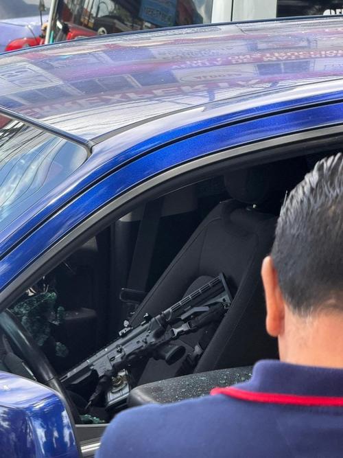 En el interior del vehículo se encuentra un fusil. (Foto: Redes sociales)