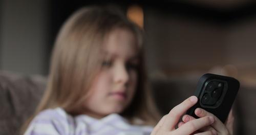 El 55.3% de los estudiantes encuestados utiliza dispositivos digitales justo antes de ir a descansar. (Foto ilustrativa: Shutterstock)