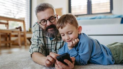 Solo el 20% de los estudiantes reporta contar con controles parentales o filtros activos en sus aparatos. (Foto ilustrativa: Shutterstock)