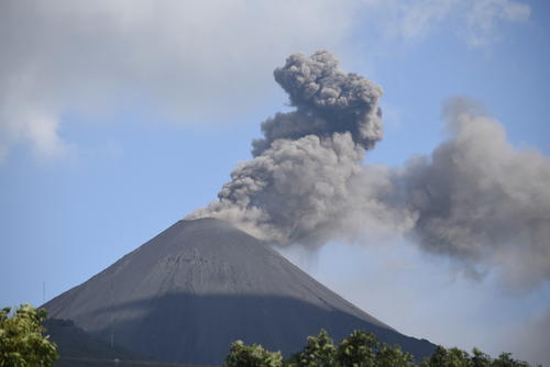 El imponente volcán de Pacaya es un atractivo desde cualquier punto desde el que se observe. (Foto: Antonio Pineda)