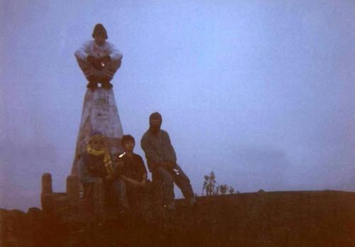 Foto tomada en 1991, donde se aprecia el monumento funerario construido en 1967, en memoria de los montañistas José Muñoz, Otto Guzmán y Valter Peter. La escultura desapareció tras ser destruida por la lava. (Foto: Fb/Christian Rodríguez)